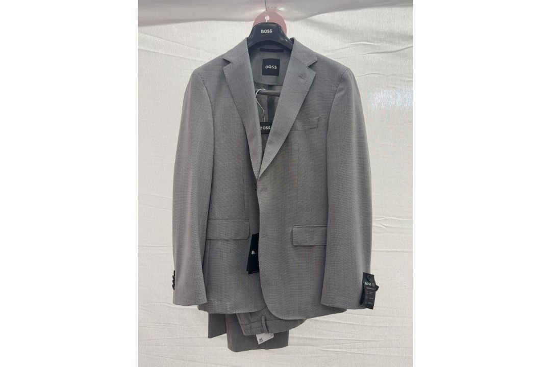 Hugo Boss 2pc suit - size 38 - RRP£535 - Image 1 of 9
