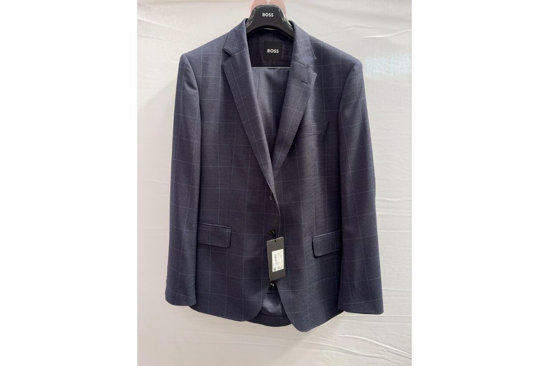 Hugo Boss 3pc suit - size 46R - RRP£750 - Image 1 of 3