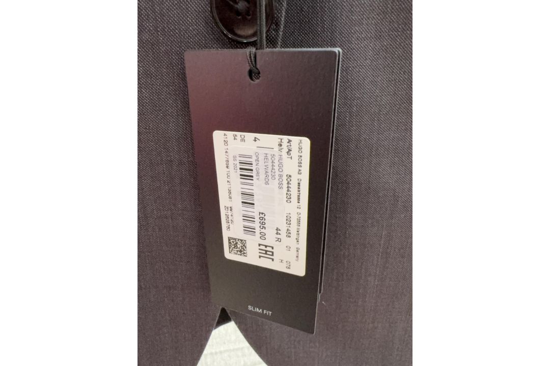 Hugo Boss 3pc suit - size 44R - RRP£695 - Image 4 of 4