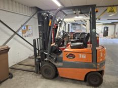 Toyota FBMF16 forklift truck with RD100 charger, 1600kg capacity, lift height 4700mm, hours 7908 (De