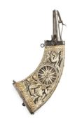 Curved powder flask made from ox horn with engraved decoration | Europe, European