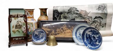 An 18th century Chinese Willow pattern saucer dish, decorated in underglazed blue with figures on