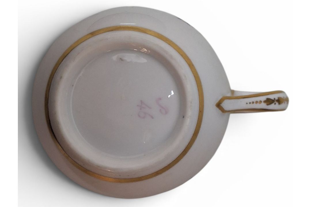 A Pinxton Bute teacup and saucer, pattern no.46, decorated with cornflowers and gilt sprigs, gilt - Image 4 of 4