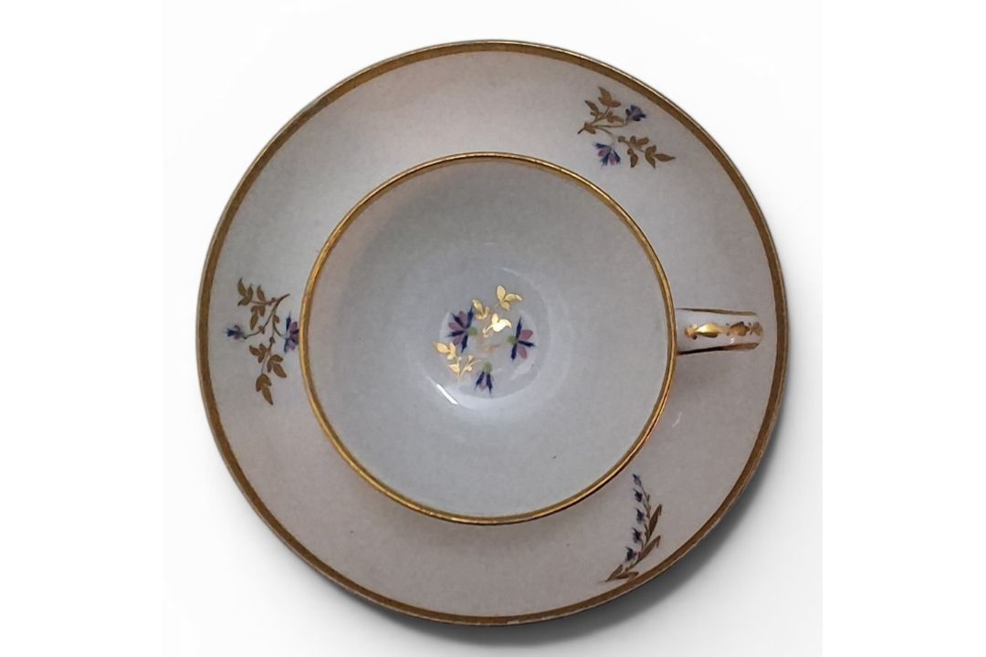 A Pinxton Bute teacup and saucer, pattern no.46, decorated with cornflowers and gilt sprigs, gilt - Image 2 of 4