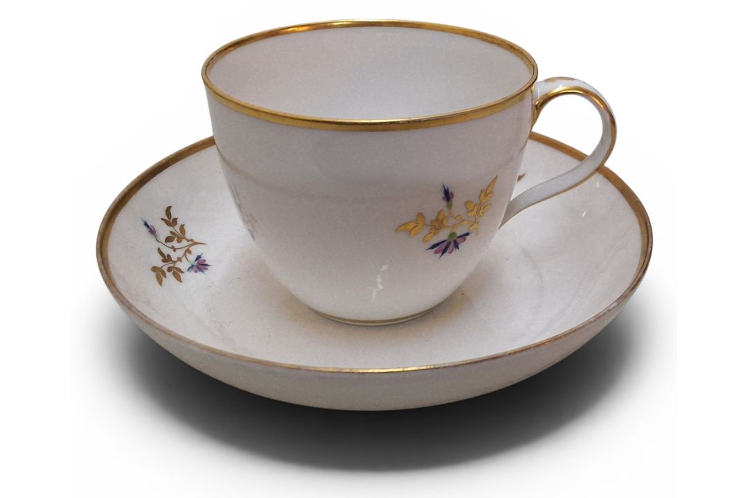 A Pinxton Bute teacup and saucer, pattern no.46, decorated with cornflowers and gilt sprigs, gilt - Image 1 of 4