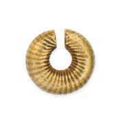 NO RESERVE - A CELTIC GOLD RING MONEY in high carat yellow gold, designed as a fluted ring, no assay