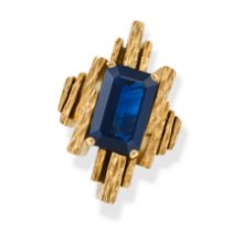 DUGGLAS TOWERS, A VINTAGE SAPPHIRE DRESS RING, 1982 in 18ct yellow gold, in Modernist design, the