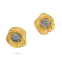 ELIZABETH GAGE, A PAIR OF AGATE DRUZY CLIP EARRINGS, 1986 in 18ct yellow gold, the stylised earrings