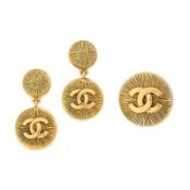 CHANEL, A SUNBURST BROOCH AND EARRINGS SET comprising a textured circular gold tone metal brooch wit