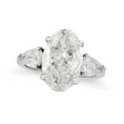 AN IMPORTANT 5.02 CARAT DIAMOND RING set with an oval brilliant cut diamond of 5.02 carats between t