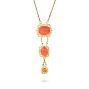 AN ANTIQUE GEORGIAN CORAL PENDANT, CIRCA 1800-1830 in high carat yellow gold, comprising three panel