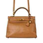 NO RESERVE - HERMÈS GOLD COURCHEVEL KELLY RETOURNE 32 BAG Condition grade C+. Gold Courchevel leat