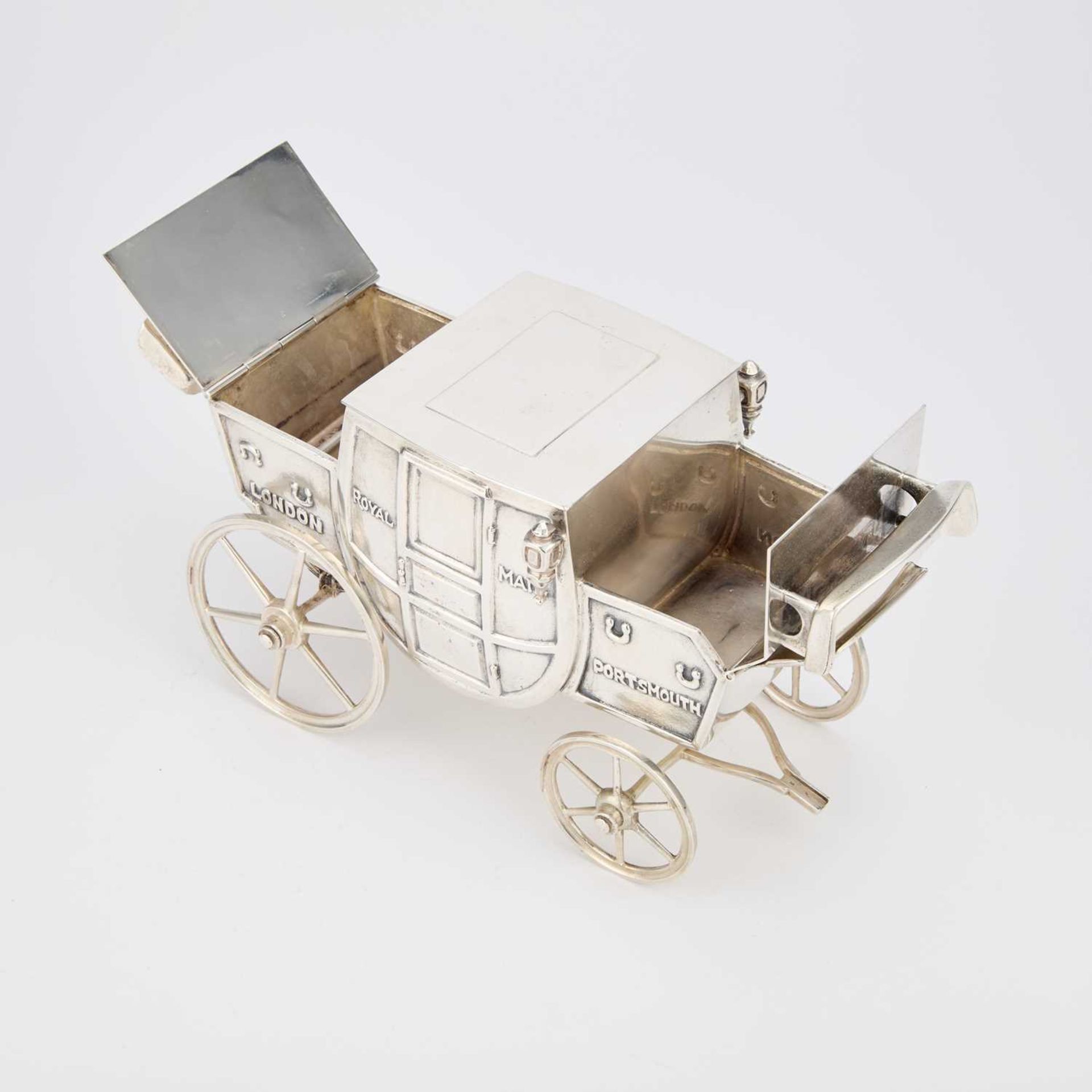 ROYAL MAIL INTEREST: A 20TH CENTURY AMERICAN STERLING SILVER NOVELTY SMOKER'S COMPENDIUM - Image 2 of 4