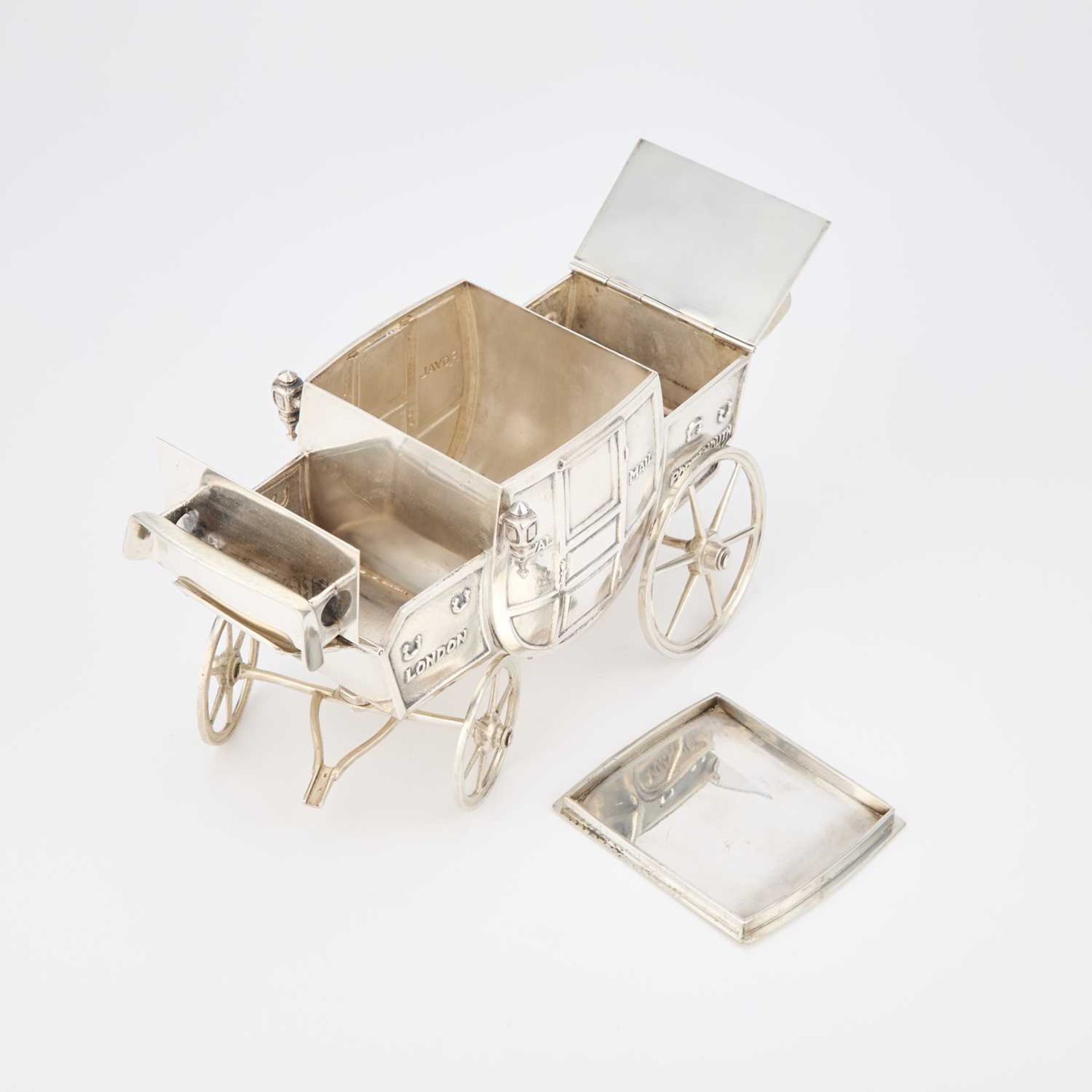 ROYAL MAIL INTEREST: A 20TH CENTURY AMERICAN STERLING SILVER NOVELTY SMOKER'S COMPENDIUM - Image 3 of 4