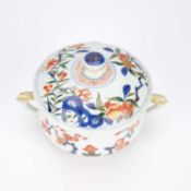 A CHINESE PORCELAIN PORRINGER AND COVER, C.1720