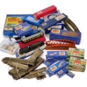 A GROUP OF HORNBY DUBLO 'OO' GAUGE ITEMS