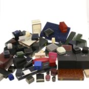 A GROUP OF JEWELLERY AND WATCH BOXES AND STANDS