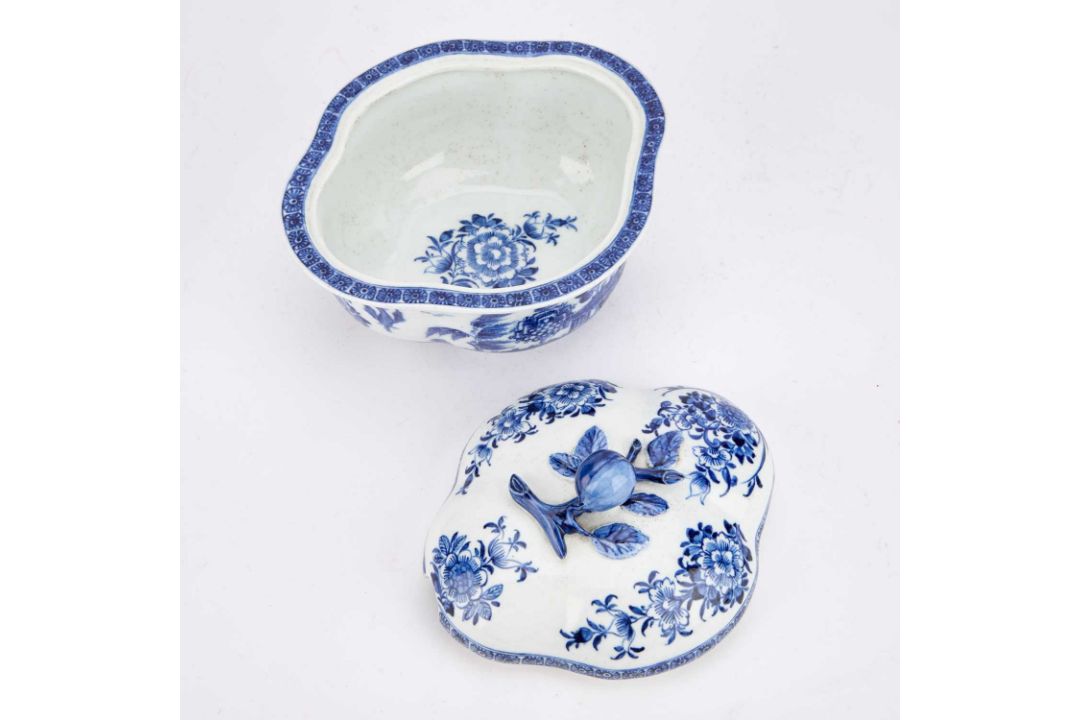 A DERBY BLUE AND WHITE PORCELAIN COVERED TUREEN CIRCA 1775 - Image 2 of 2