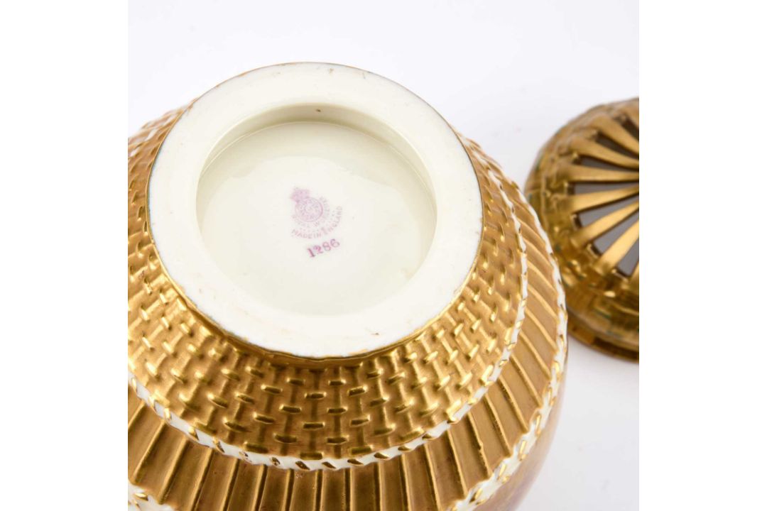 A ROYAL WORCESTER POT POURRI VASE AND COVER - Image 5 of 5