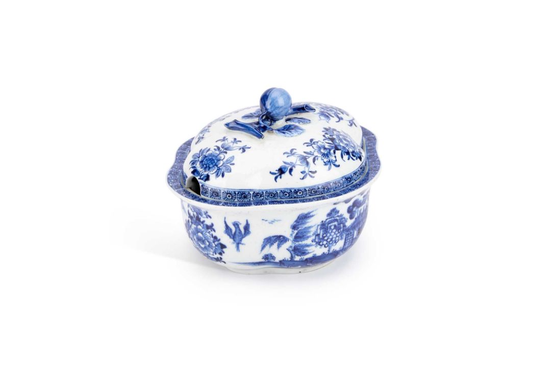 A DERBY BLUE AND WHITE PORCELAIN COVERED TUREEN CIRCA 1775 - Image 1 of 2