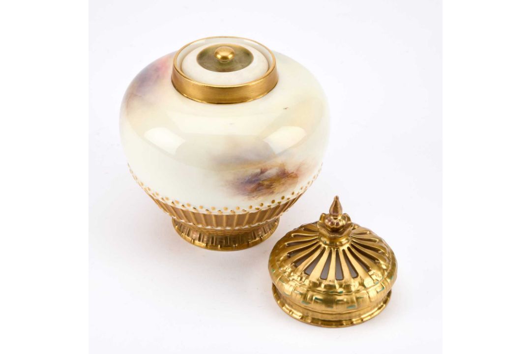 A ROYAL WORCESTER POT POURRI VASE AND COVER - Image 3 of 5