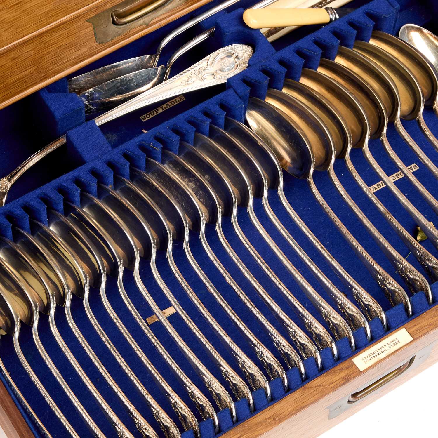 AN EARLY 20TH CENTURY SILVER-PLATED CANTEEN OF CUTLERY - Image 3 of 5