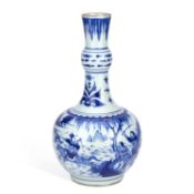 A CHINESE BLUE AND WHITE PORCELAIN GARLIC NECK BOTTLE VASE