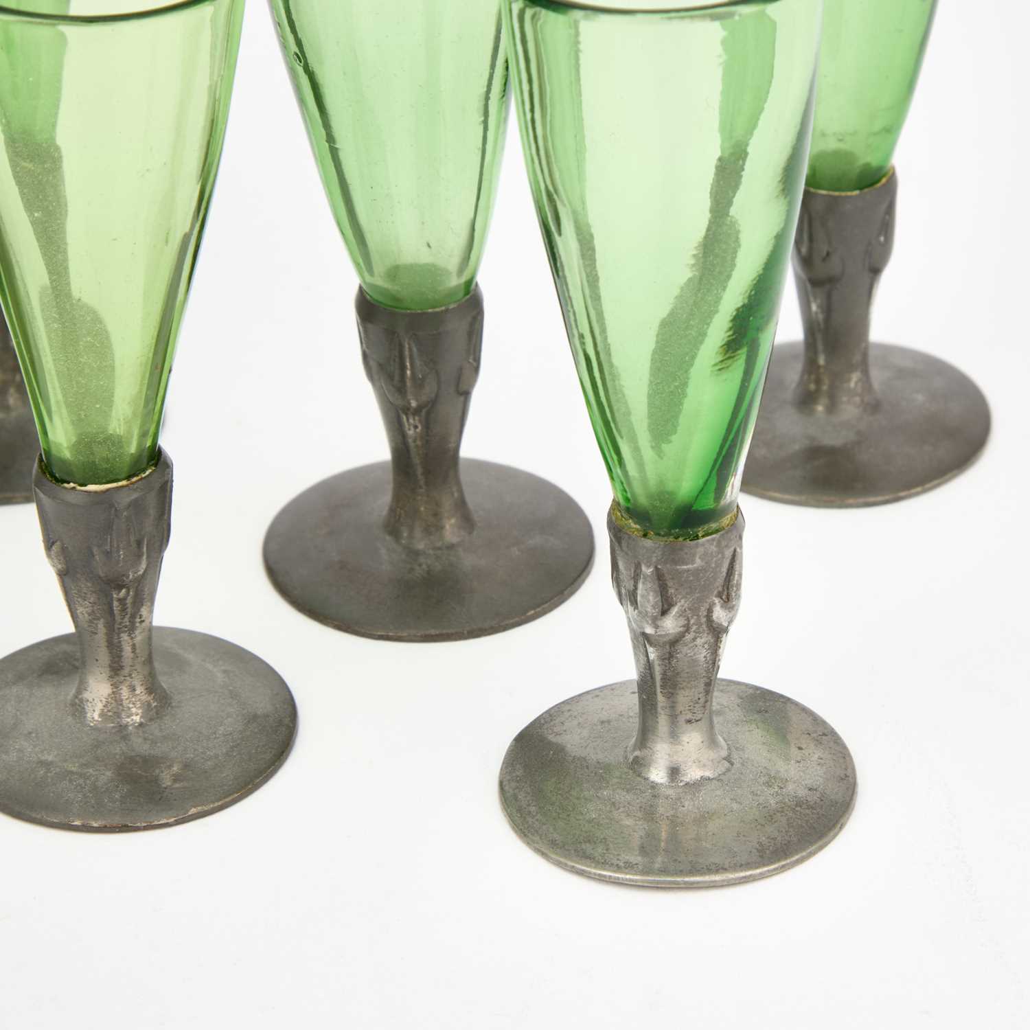 ARCHIBALD KNOX (1864-1933) FOR LIBERTY & CO A TUDRIC PEWTER AND GREEN GLASS DECANTER WITH SIX LIQUOR - Image 2 of 6