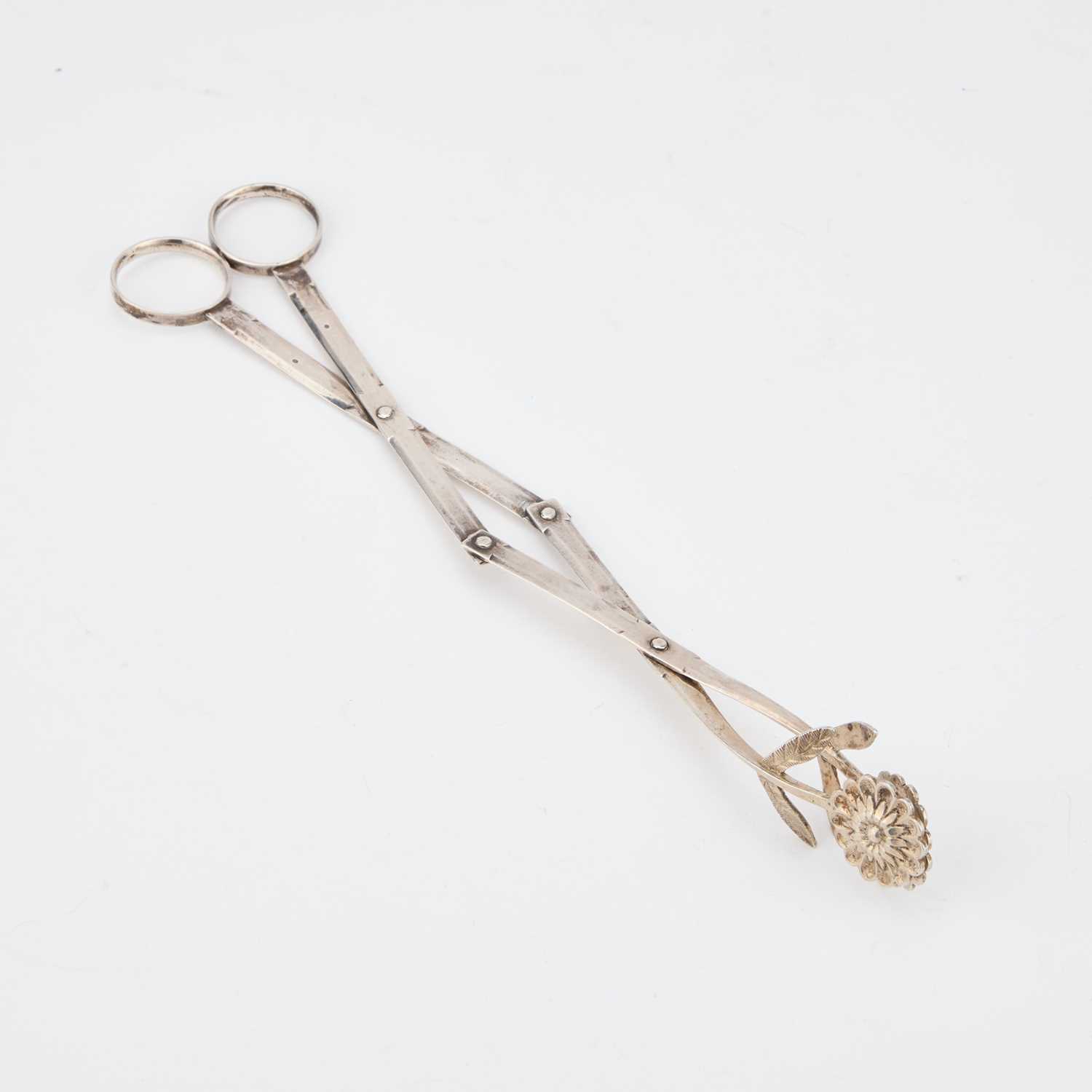 A PAIR OF 19TH CENTURY GERMAN SILVER TONGS - Image 2 of 3