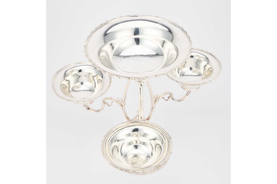 AN EDWARDIAN SILVER-PLATED CENTREPIECE - Image 2 of 3