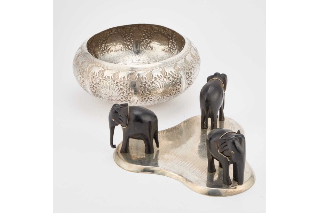 A LATE 19TH CENTURY CEYLONESE SILVER BOWL ON ELEPHANT STAND - Image 3 of 3