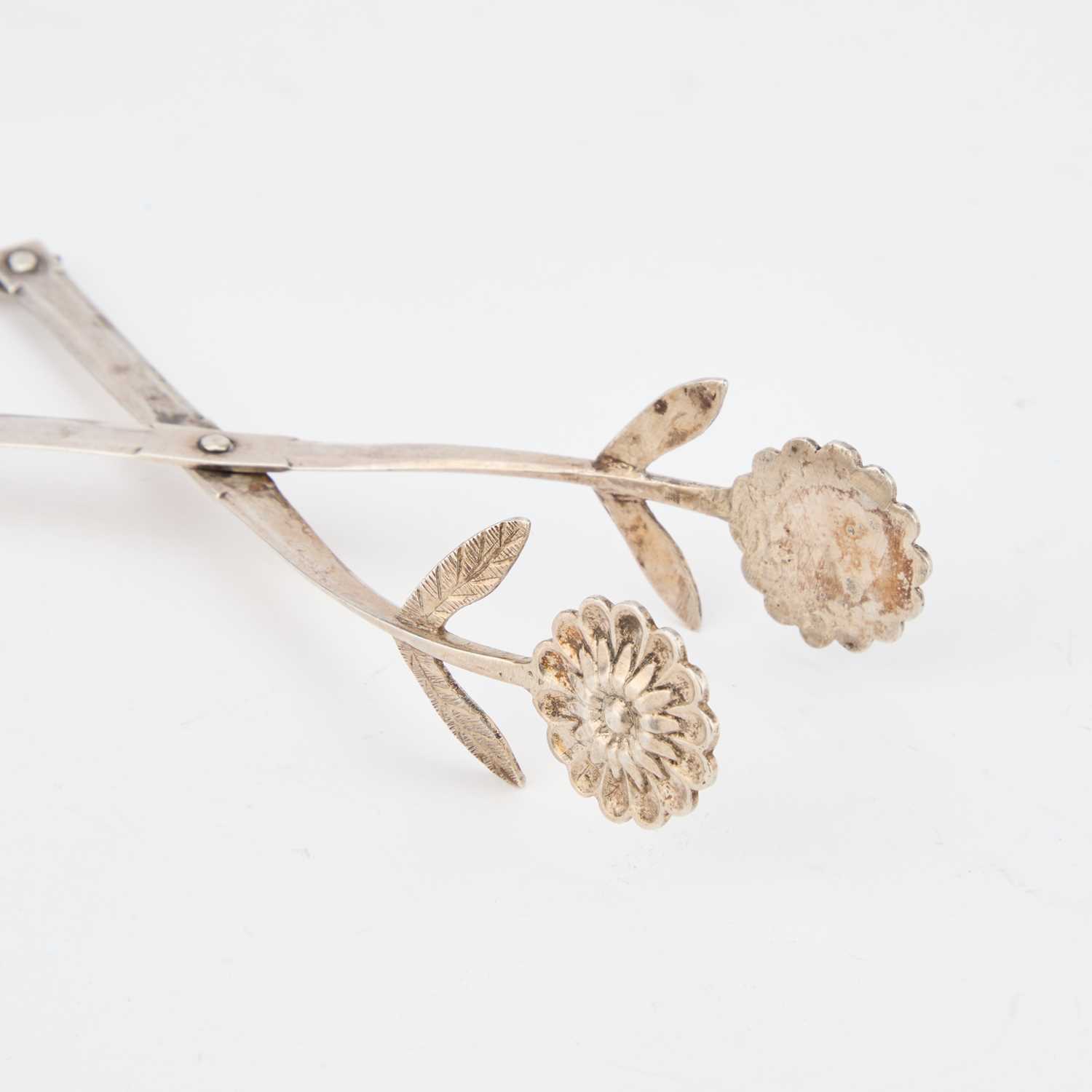 A PAIR OF 19TH CENTURY GERMAN SILVER TONGS - Image 3 of 3