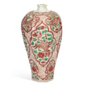 A CHINESE RED AND GREEN ENAMELLED PORCELAIN FACETED MEIPING VASE
