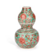 A CHINESE PORCELAIN RED AND GREEN ENAMELLED DOUBLE GOURD VASE