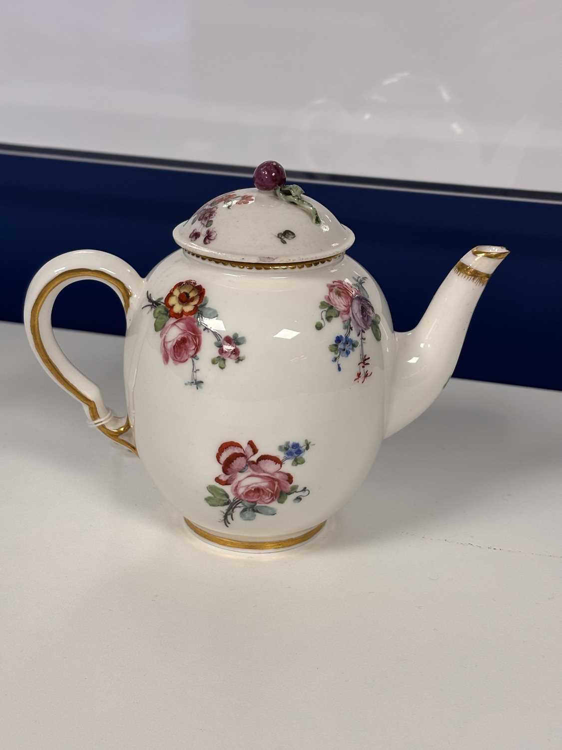 A SÈVRES PORCELAIN TEAPOT CIRCA 1770 - Image 6 of 7