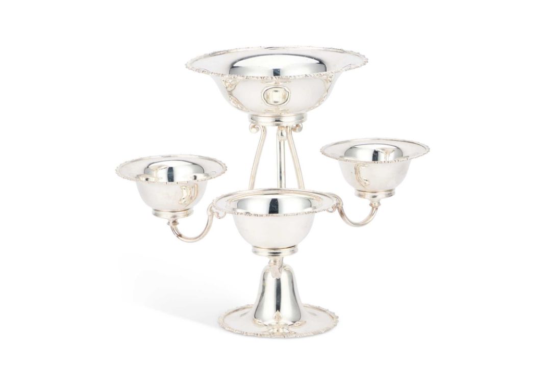 AN EDWARDIAN SILVER-PLATED CENTREPIECE - Image 1 of 3