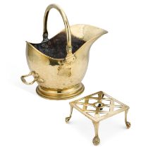AN EARLY 20TH CENTURY BRASS COAL SCUTTLE AND A BRASS TRIVET