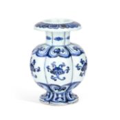 A CHINESE BLUE AND WHITE PORCELAIN POMEGRANATE VASE