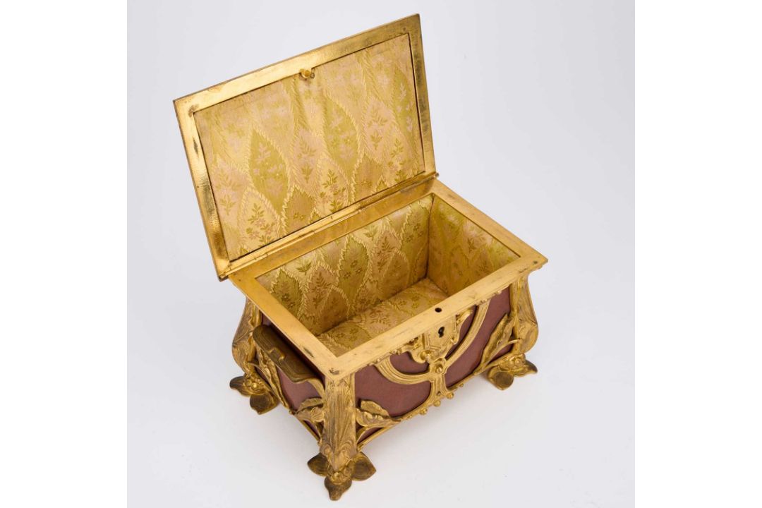 AN EARLY 20TH CENTURY GILT-BRONZE AND LEATHER-CLAD JEWELLERY CASKET IN THE ART NOUVEAU TASTE PROBABL - Image 3 of 3