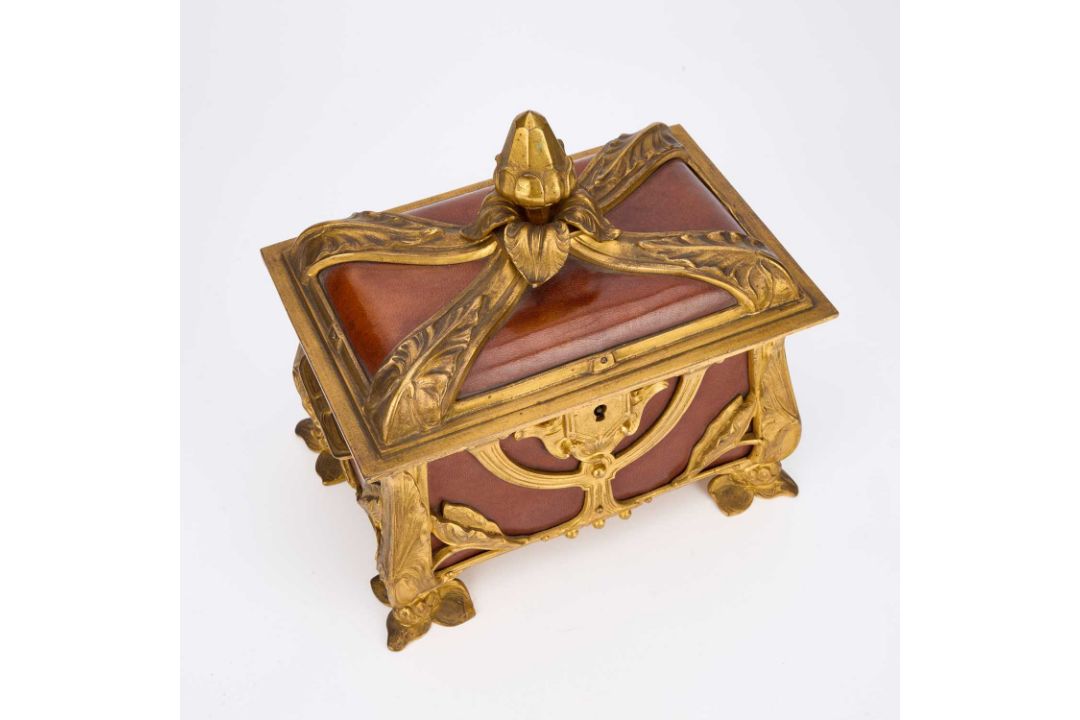 AN EARLY 20TH CENTURY GILT-BRONZE AND LEATHER-CLAD JEWELLERY CASKET IN THE ART NOUVEAU TASTE PROBABL - Image 2 of 3