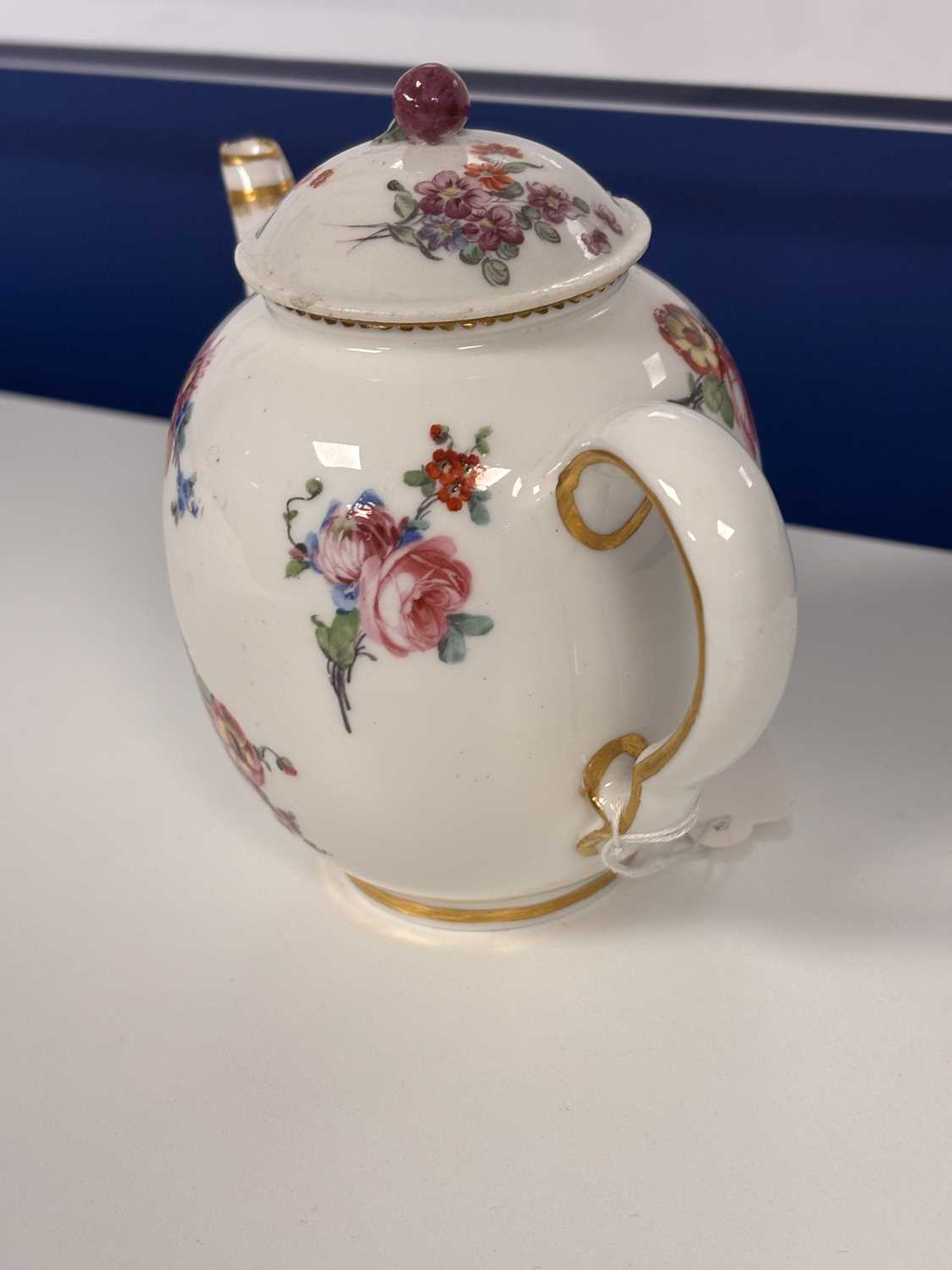 A SÈVRES PORCELAIN TEAPOT CIRCA 1770 - Image 5 of 7