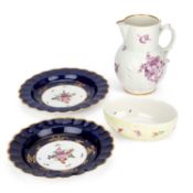 A PAIR OF WORCESTER SCALLOP-RIM PLATES CIRCA 1770