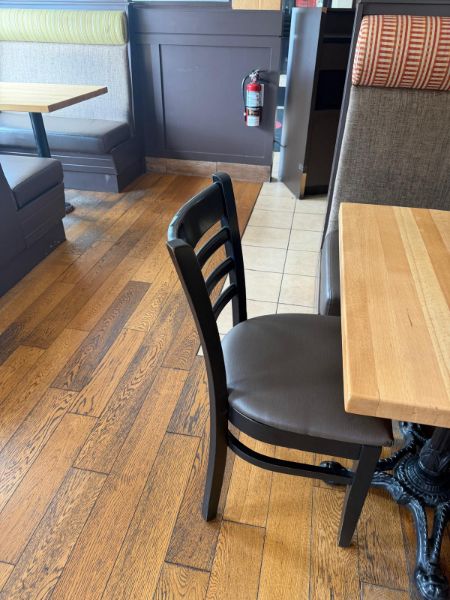 Lot de 12 chaises bistro en bois noir, assise en vinyle gris