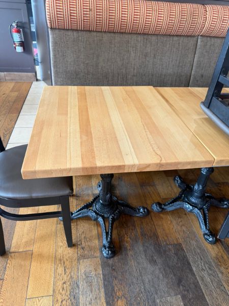 Lot de 4 tables de restaurant en bois