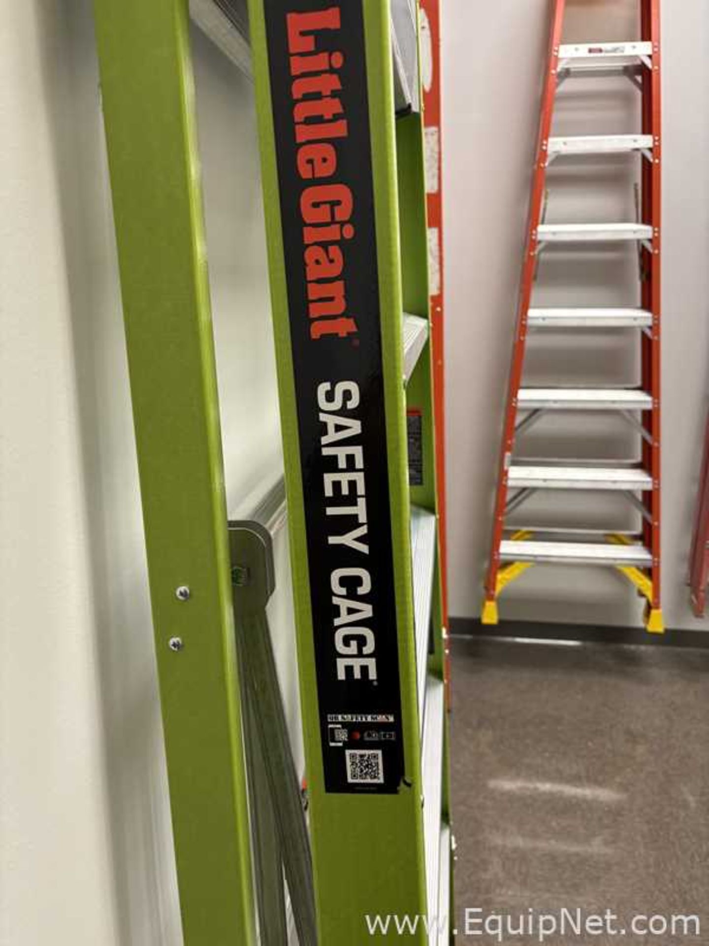 Little Giant 19708-146 Safety Cage 2.0 Platform Ladder With Adjustable Outriggers - Image 3 of 5