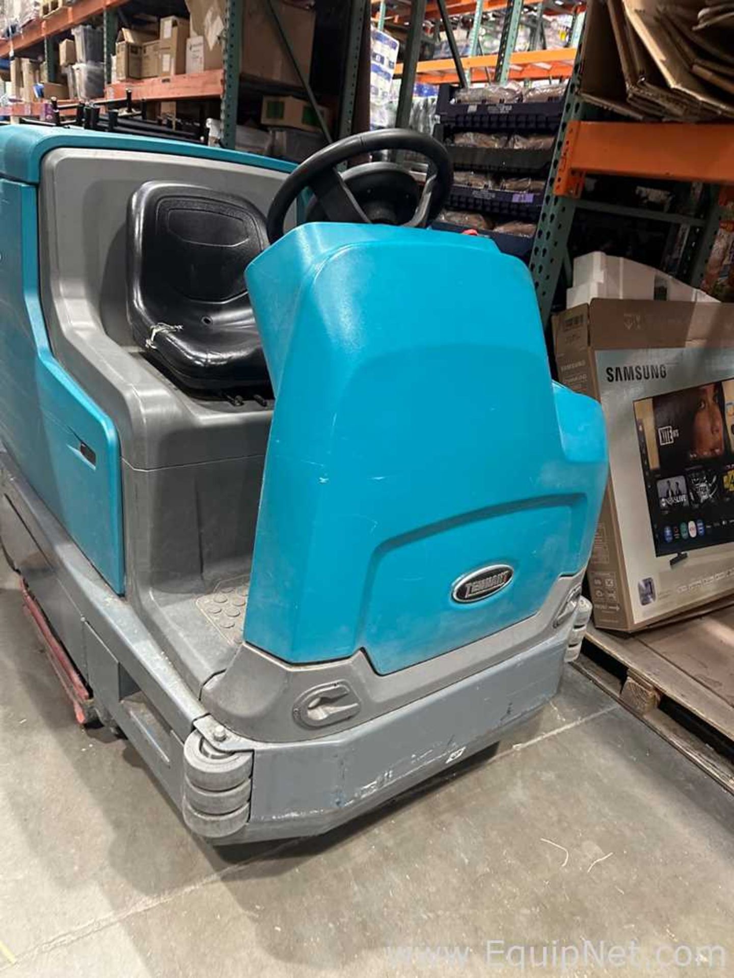 Tennant T17 Battery-Powered Ride-On Floor Scrubber - Image 4 of 12