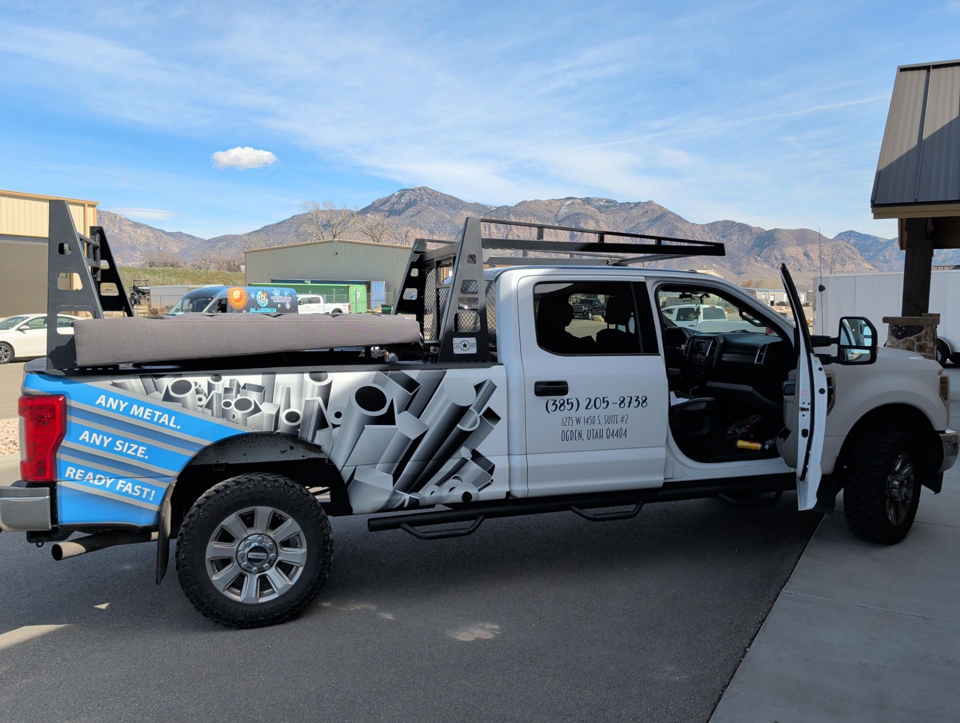 Lots 799-850 located off site in Ogden, UT | 2018 Ford F350 XLT with 85,115 mi runs and drives clean - Image 6 of 11