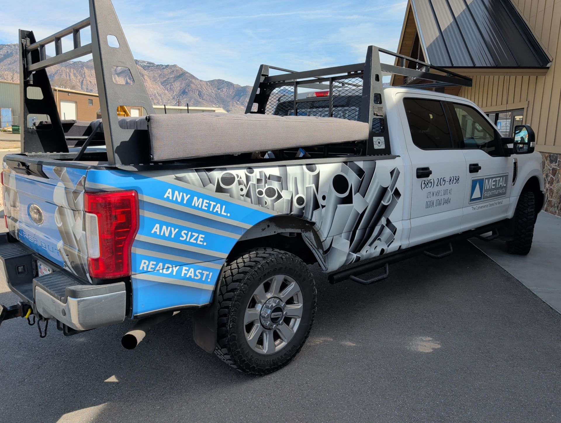 Lots 799-850 located off site in Ogden, UT | 2018 Ford F350 XLT with 85,115 mi runs and drives clean - Image 5 of 11