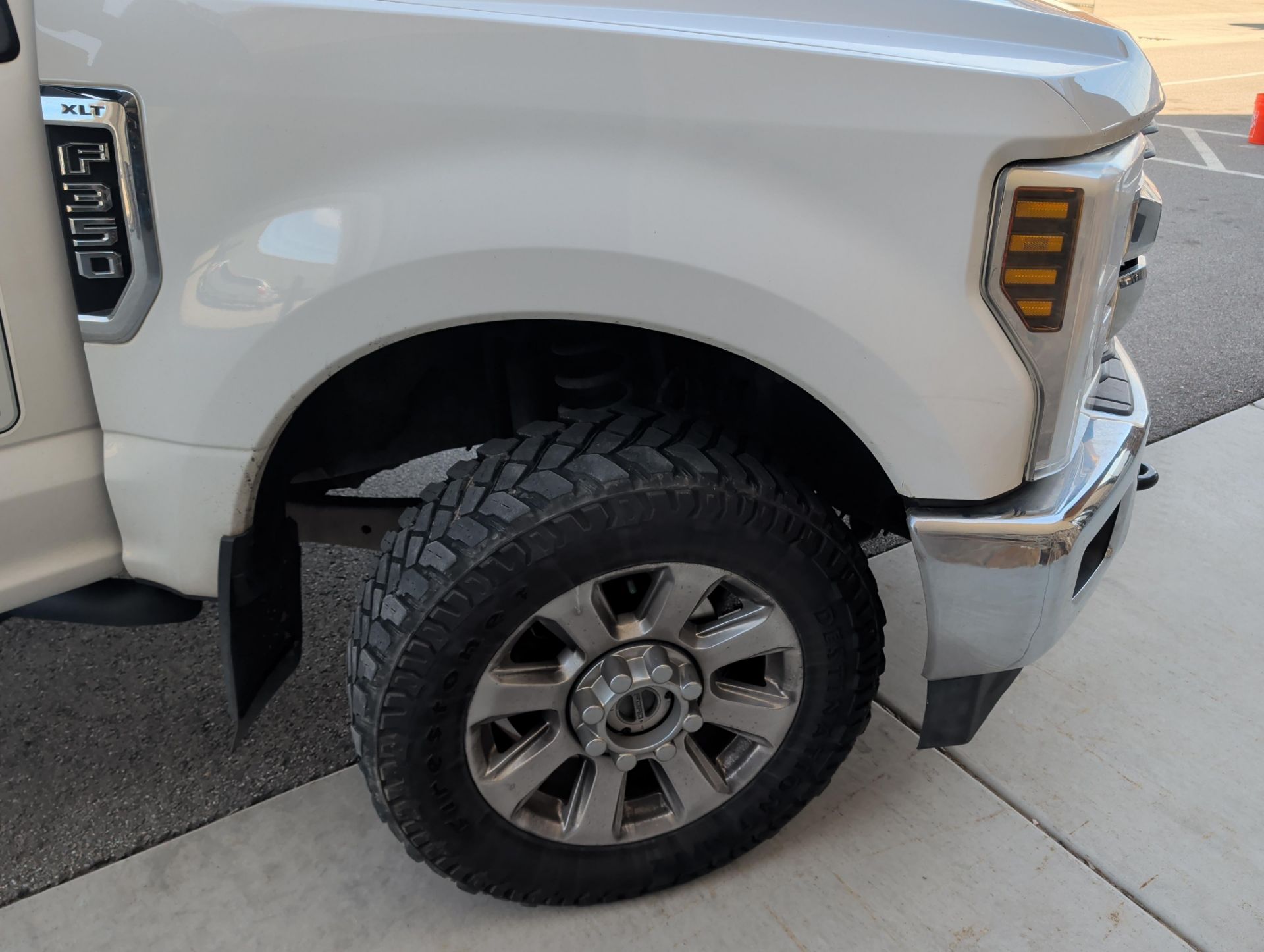 Lots 799-850 located off site in Ogden, UT | 2018 Ford F350 XLT with 85,115 mi runs and drives clean - Image 7 of 11