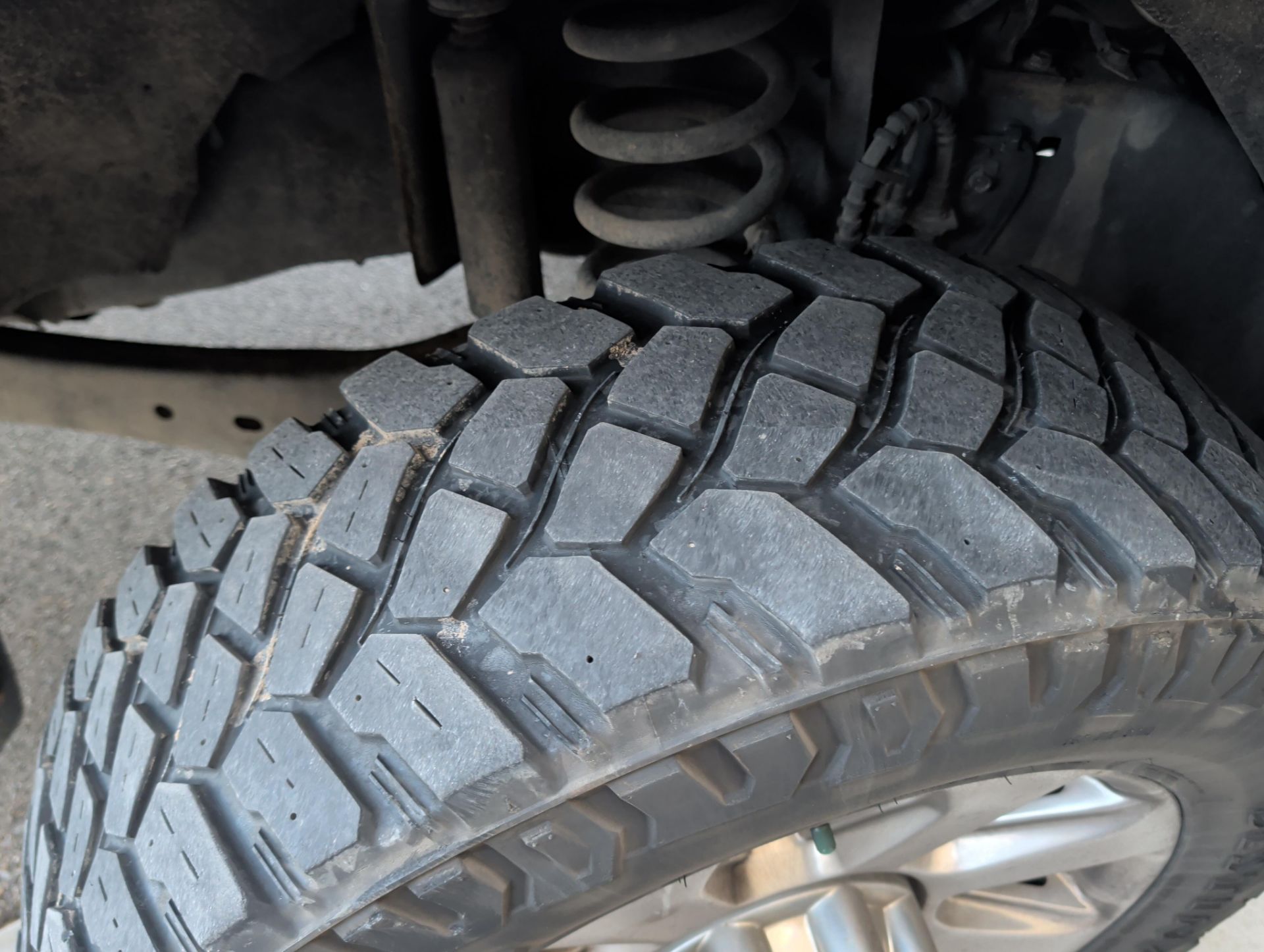 Lots 799-850 located off site in Ogden, UT | 2018 Ford F350 XLT with 85,115 mi runs and drives clean - Image 8 of 11